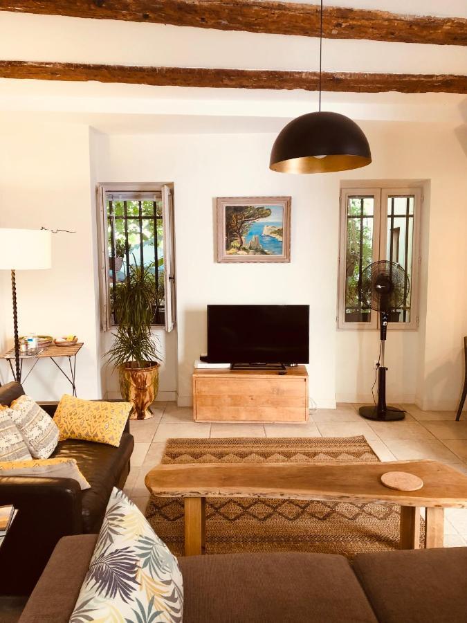 Sous Le Clocher Marseille Bagian luar foto