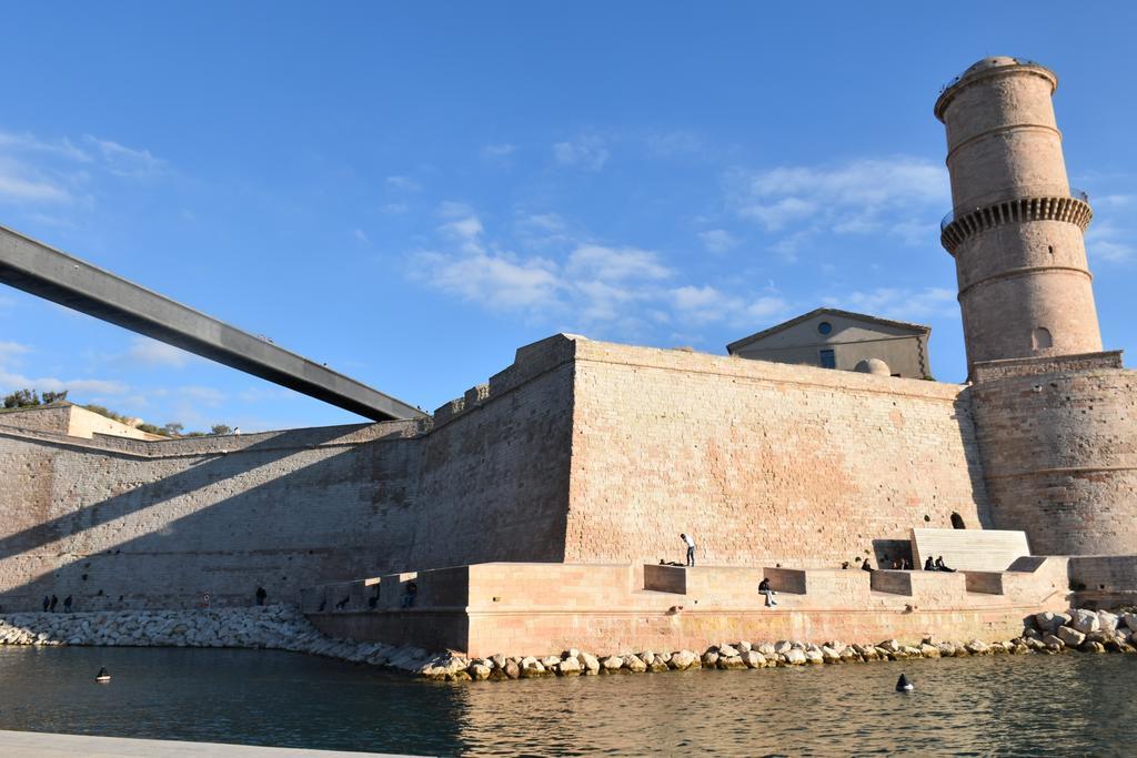 Sous Le Clocher Marseille Bagian luar foto