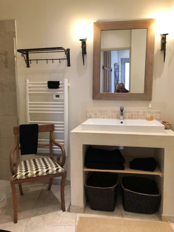 Sous Le Clocher Marseille Bagian luar foto